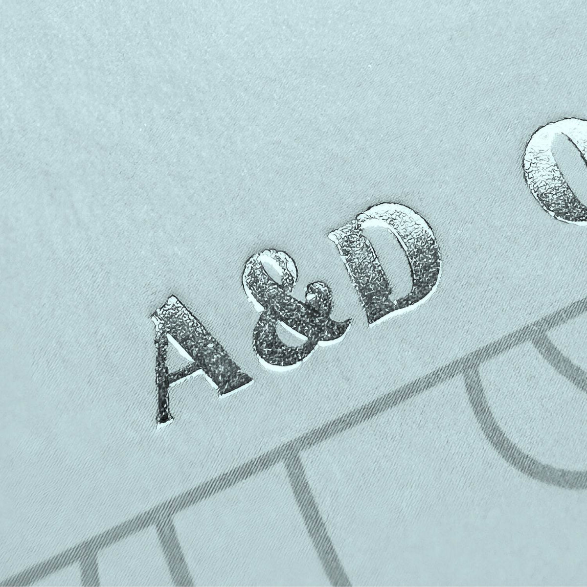 Nahaufnahme der silbernen Folienprägung mit den Initialen „A&D“ auf dem Cover des Challengebuchs für Freundinnen