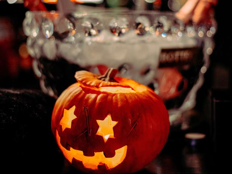 Leuchtender Kürbis mit Gesicht für Halloween