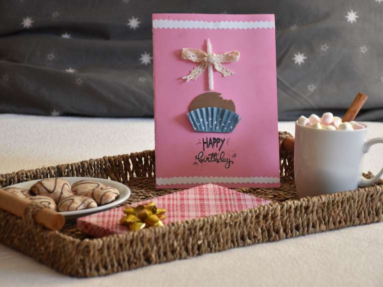 Klappkarte zum Geburtstag steht auf einem Tablett auf einem Tisch