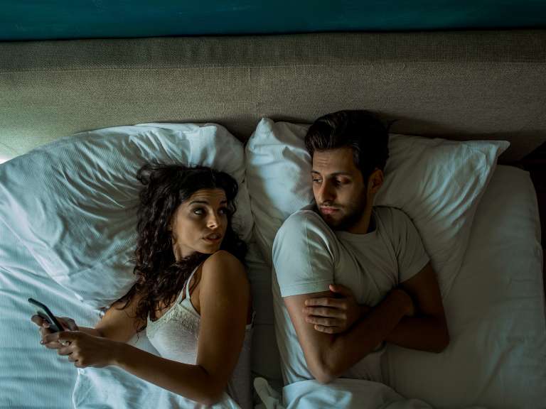 Wie man mit Eifersucht in Beziehungen umgeht