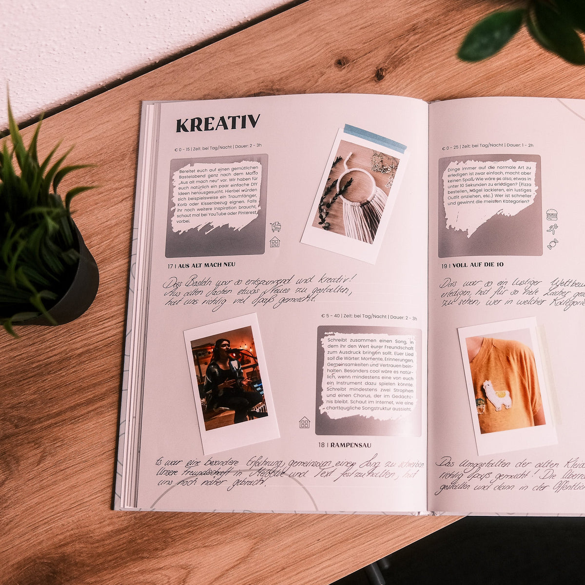 Aufgeschlagenes Challengebuch für Freundinnen, Kategorie Kreativ, mit eingeklebten Sofortbildfotos auf einem Holztisch