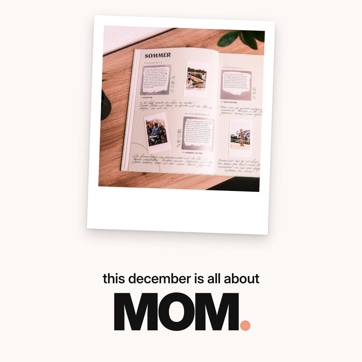 Schriftzug ‚this december is all about MOM.‘ über dem aufgeschlagenen grünen Familien-Challengebuch auf einem Holztisch mit freigerubbelten Challenges, eingeklebten Sofortbildfotos und handschriftlichen Einträgen.