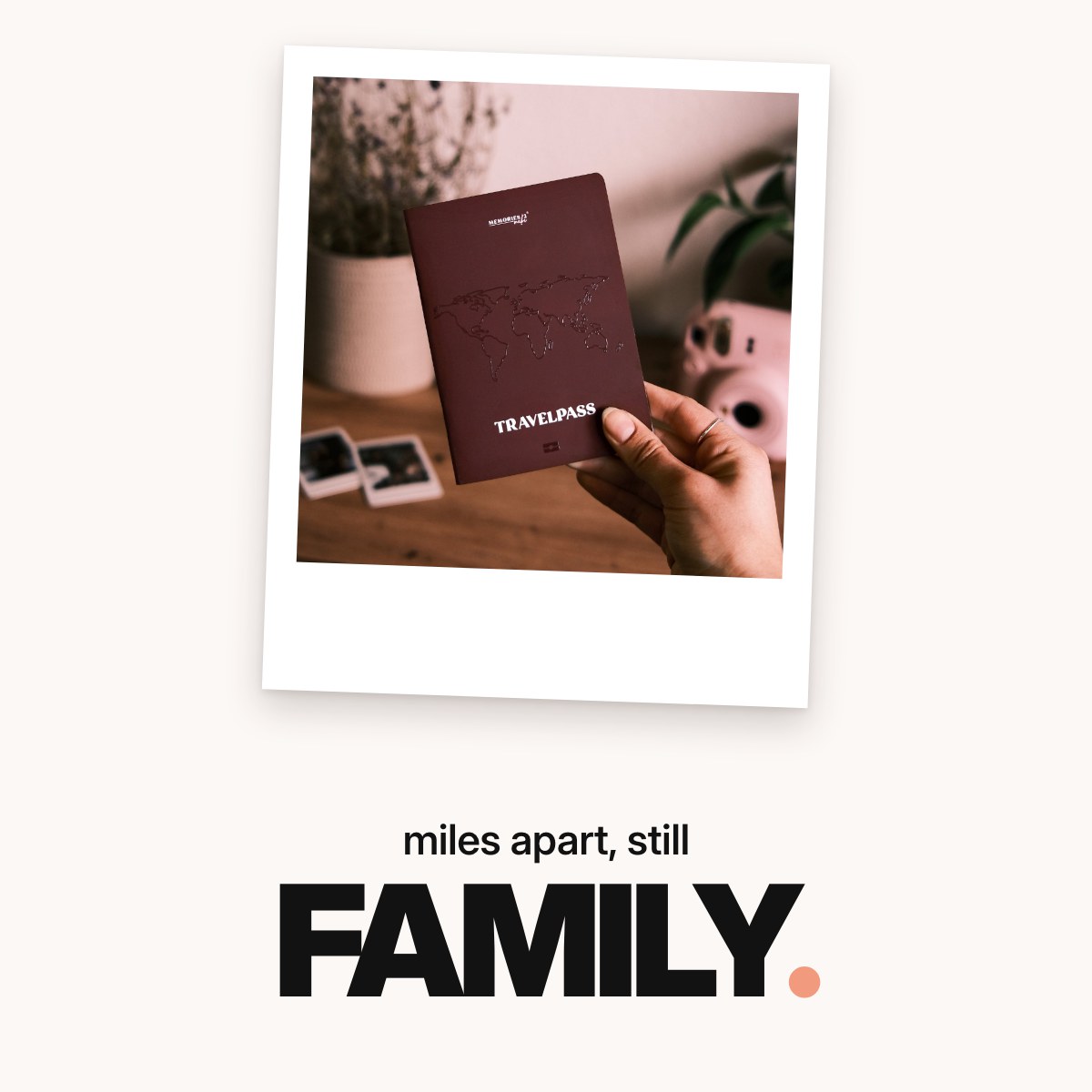 Schriftzug ‚miles apart, still FAMILY.‘ über einer Hand, die mit einer Münze ein silbernes Rubbelfeld auf der Sommer-Seite des mintgrünen Freundinnen-Buchs vor blauem Hintergrund freirubbelt.