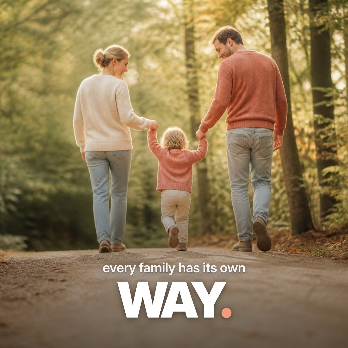 Schriftzug ‚every family has its own WAY.‘ über einem Foto einer jungen Familie, die von hinten gesehen mit ihrem Kind an der Hand im warmen Herbstlicht einen Waldweg entlanggeht.