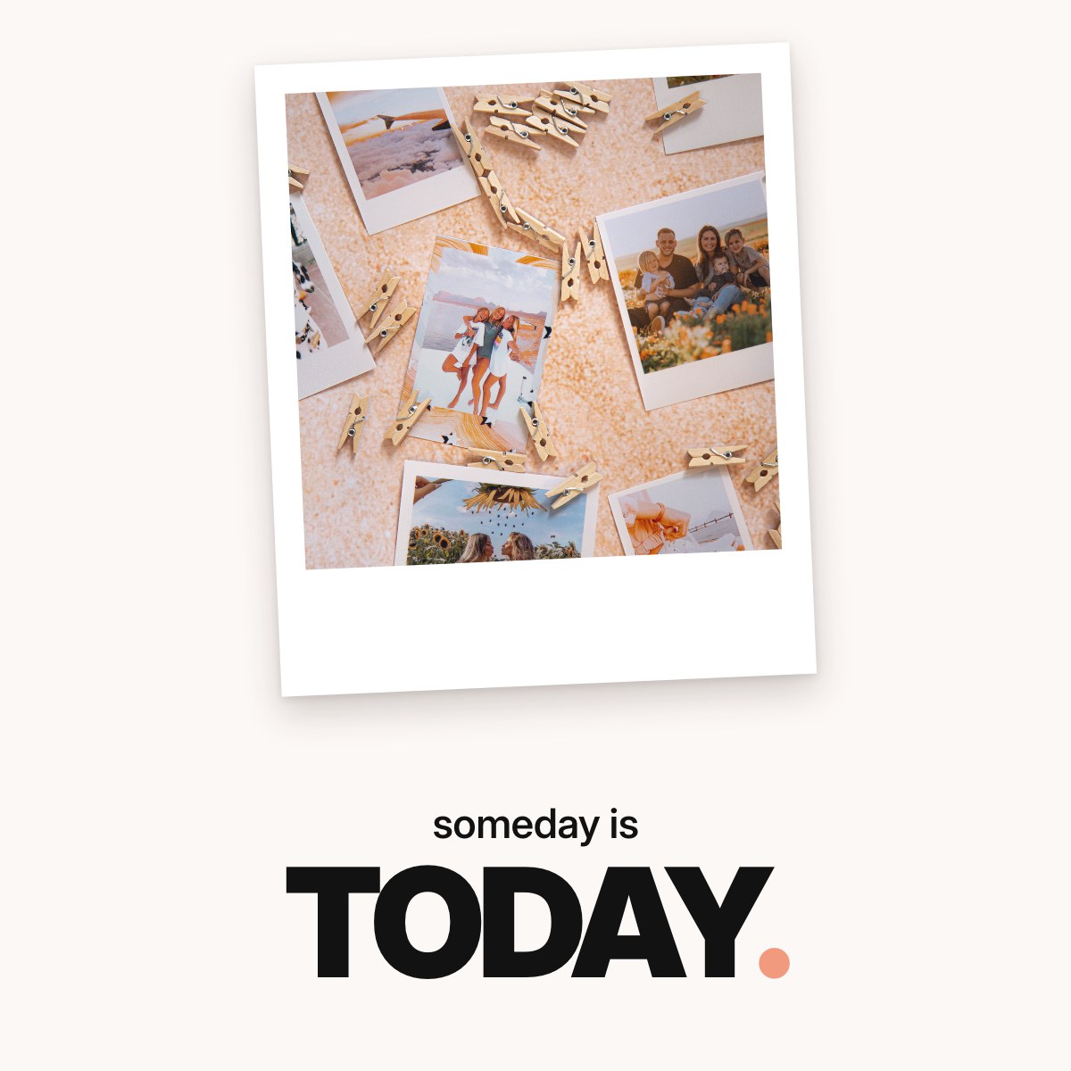 Schriftzug ‚someday is TODAY.‘ über dem mintgrünen Challengebuch für beste Freundinnen in einer Hand, umgeben von Sofortbildfotos, Holzklammern, Washi-Tape und einem Geschenkpaket.