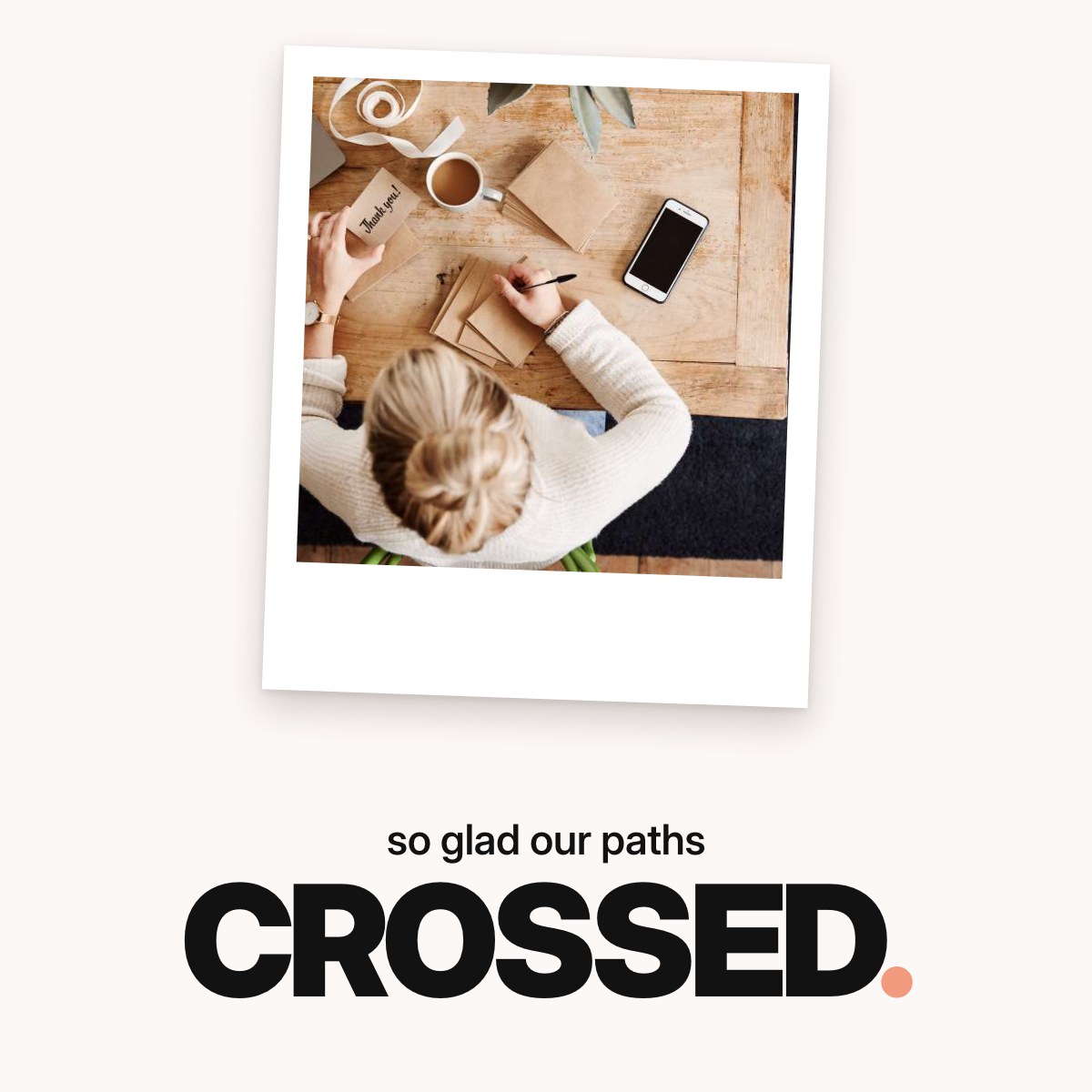 Schriftzug ‚so glad our paths CROSSED.‘ über dem aufgeschlagenen Challengebuch für Freundinnen auf einem Holztisch, mit freigerubbelten Challenges, eingeklebten Sofortbildfotos, handschriftlichen Notizen und Zimmerpflanzen daneben.