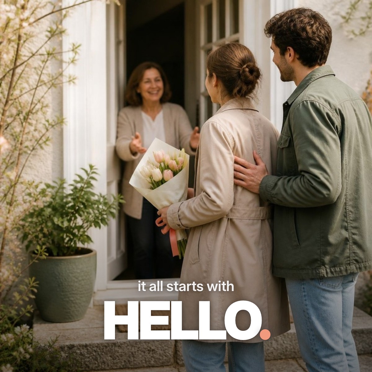 Schriftzug ‚it all starts with HELLO.‘ über einem Foto, auf dem eine junge Frau mit ihrem Freund und einem Tulpenstrauß an einer Haustür steht und von einer älteren Frau herzlich begrüßt wird.