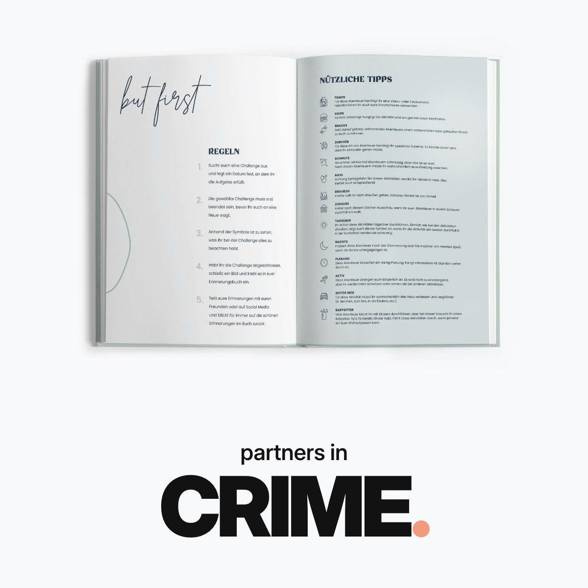 Schriftzug ‚partners in CRIME.‘ über dem aufgeschlagenen mintgrünen Freundinnen-Challengebuch mit den Seiten ‚but first – Regeln‘ und ‚Nützliche Tipps‘ auf weißem Hintergrund.