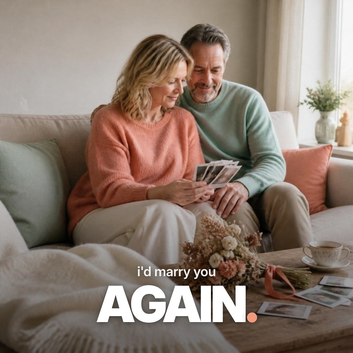 Schriftzug ‚i'd marry you AGAIN.‘ über einem Foto eines älteren Ehepaars, das auf einem Sofa im Tageslicht gemeinsam Sofortbilder betrachtet, daneben ein getrockneter Brautstrauß.