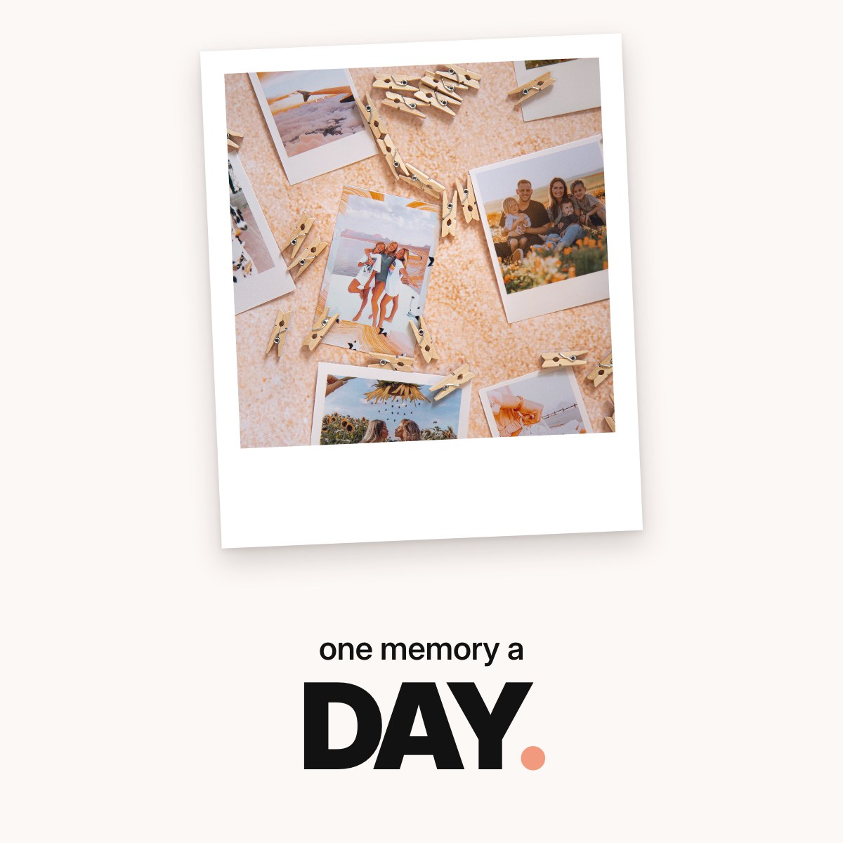 Schriftzug ‚one memory a DAY.‘ über verstreuten Fotos im Sofortbild-Look mit weißem Rand und kleinen Holzklammern auf apricotfarbenem Untergrund.
