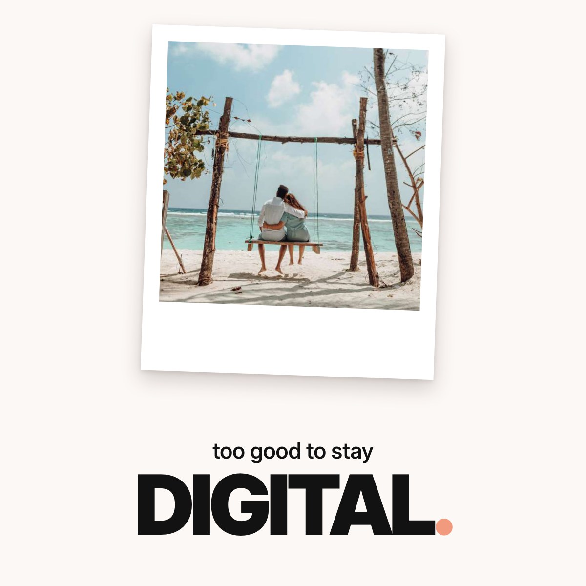 Schriftzug ‚too good to stay DIGITAL.‘ über einem Foto eines eng umarmten Paares von hinten auf einer Holzschaukel an einem weißen Sandstrand mit türkisem Meer.