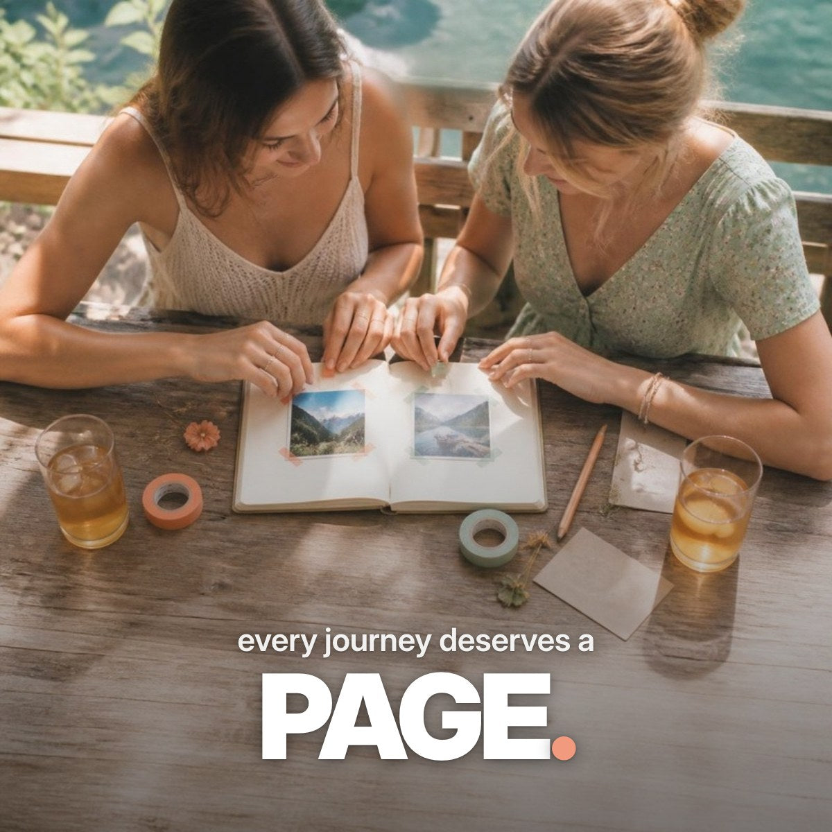 Schriftzug ‚every journey deserves a PAGE.‘ über einem Foto von zwei Frauenhänden, die auf einem Holztisch an einem Alpensee Sofortbilder mit bunten Washi-Tapes in ein aufgeschlagenes Notizheft kleben.