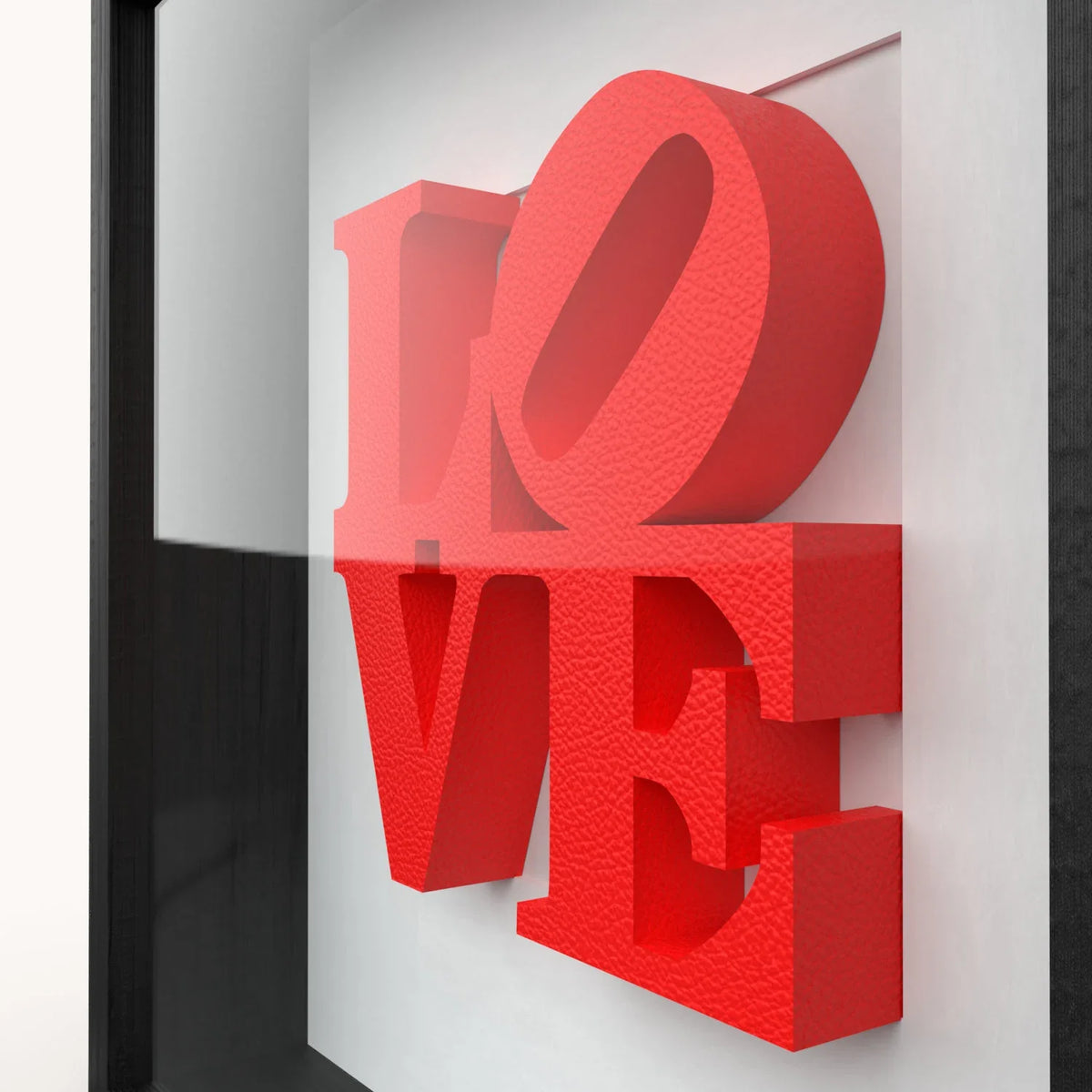 Nahaufnahme der roten 3D-Buchstaben LOVE mit strukturierter Oberfläche im Rahmen