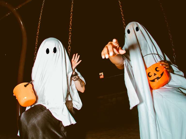 Personen verkleidet als Geist für Halloween