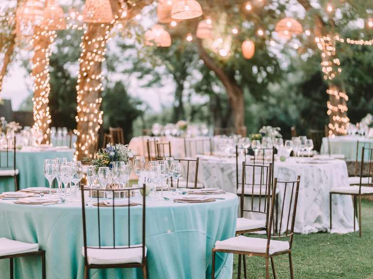 Schön dekorierte Lokation für eine Hochzeitsfeier mit Lichterketten in der Natur