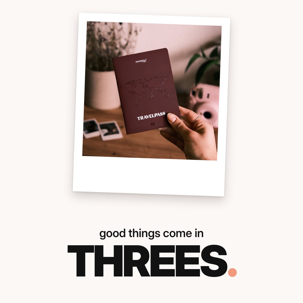 Schriftzug ‚good things come in THREES.‘ über dem mintgrünen Challengebuch ‚Our Friendship‘ in einer Hand, umgeben von Sofortbildfotos, Holzklammern, Washi-Tape und einem Geschenkpaket.