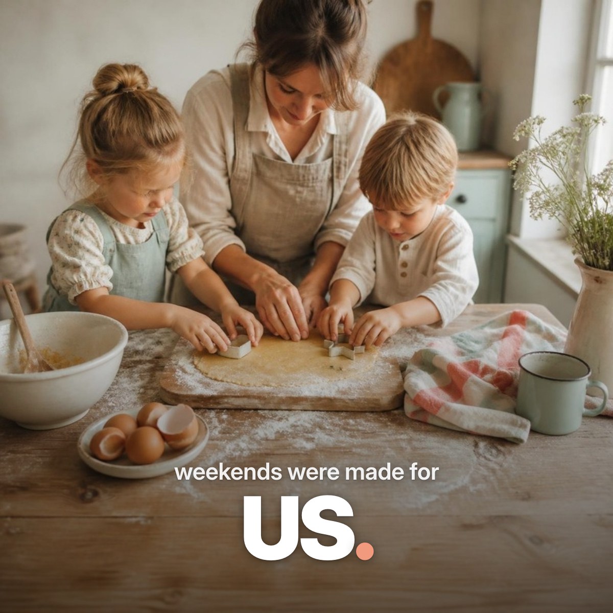 Schriftzug ‚weekends were made for US.‘ über einem Foto, auf dem Hände eines Elternteils und zweier Kinder auf einem bemehlten Holzbrett in einer hellen Küche Plätzchen ausstechen.