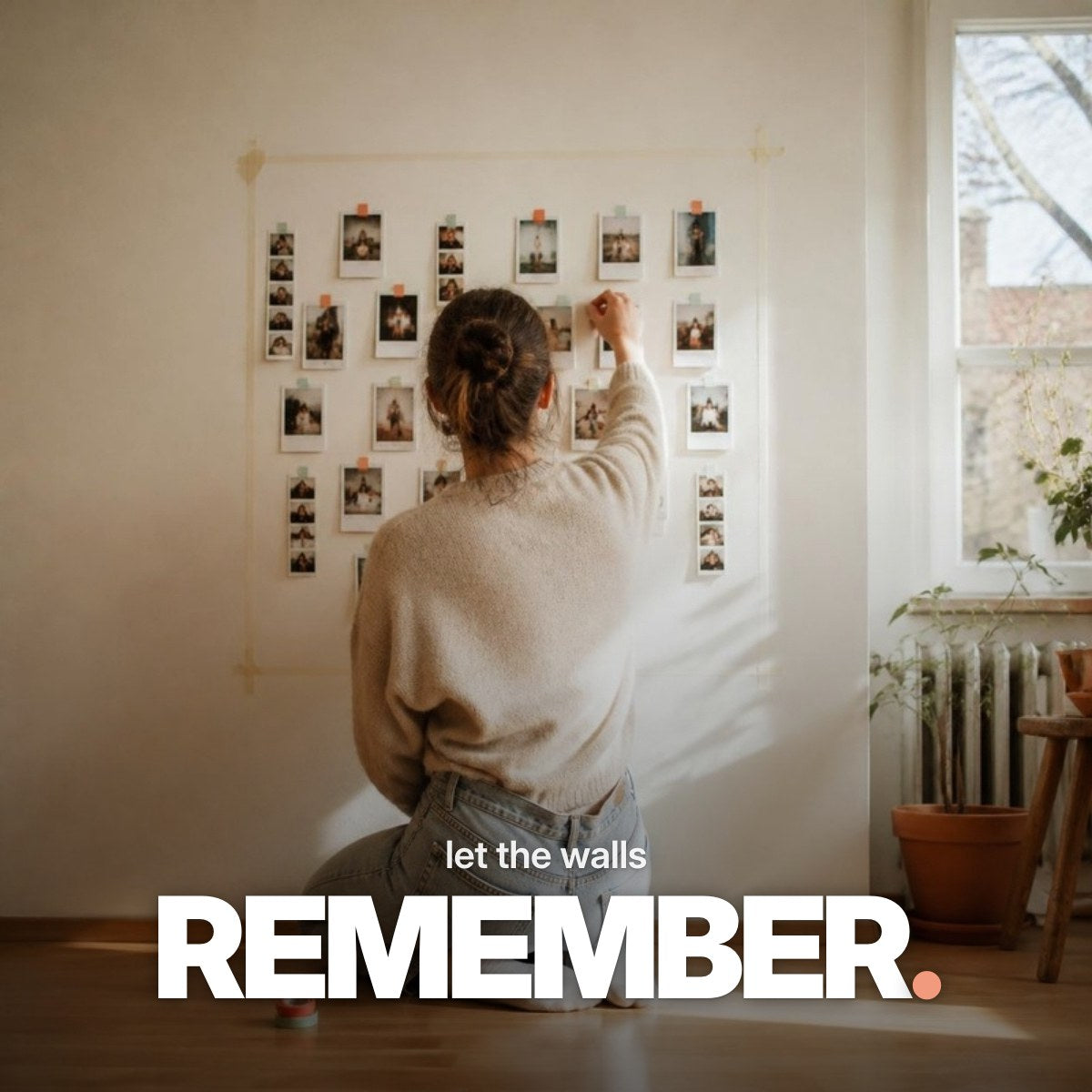 Schriftzug ‚let the walls REMEMBER.‘ über einem Foto, auf dem eine junge Frau von hinten Sofortbilder mit koralle- und mintfarbenem Washi-Tape an eine helle Wand klebt.