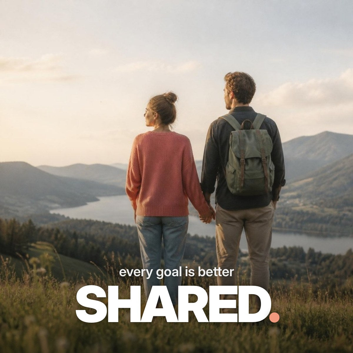 Schriftzug ‚every goal is better SHARED.‘ über einem Foto eines Paares, das von hinten Hand in Hand auf einem sonnigen Hügel steht und auf Berge und einen See im Voralpenland blickt.