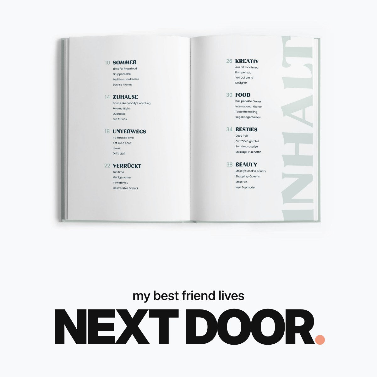 Schriftzug ‚my best friend lives NEXT DOOR.‘ über einer Hand, die mit einer Münze ein silbernes Rubbelfeld auf der Sommer-Seite des mintgrünen Freundinnen-Buchs vor blauem Hintergrund freirubbelt.