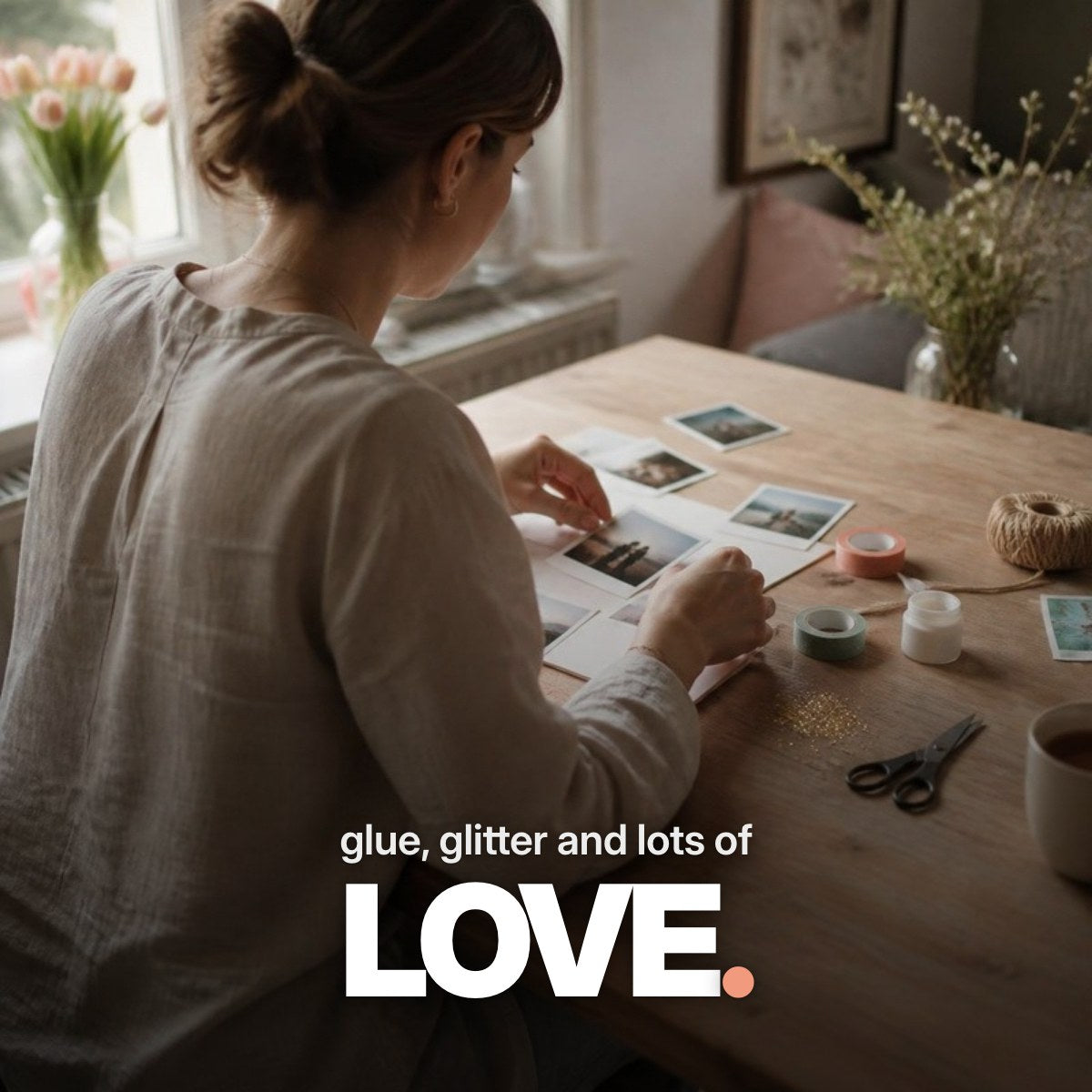 Schriftzug ‚glue, glitter and lots of LOVE.‘ über einem Foto, auf dem eine junge Frau an einem hellen Holztisch mit Sofortbildern, Washi-Tape, Kleber und Glitzer ein selbstgemachtes Geschenk bastelt.