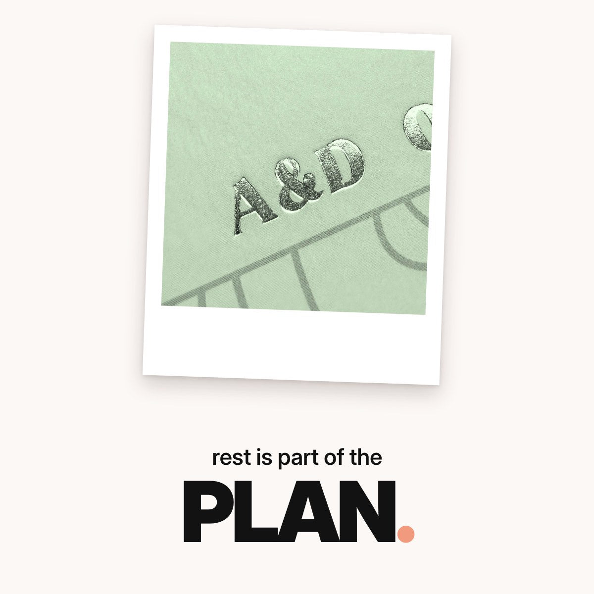 Schriftzug ‚rest is part of the PLAN.‘ über der Makroaufnahme einer silbernen Folienprägung mit den Initialen ‚A&D‘ auf dem hellgrünen Cover des Familienbuchs.