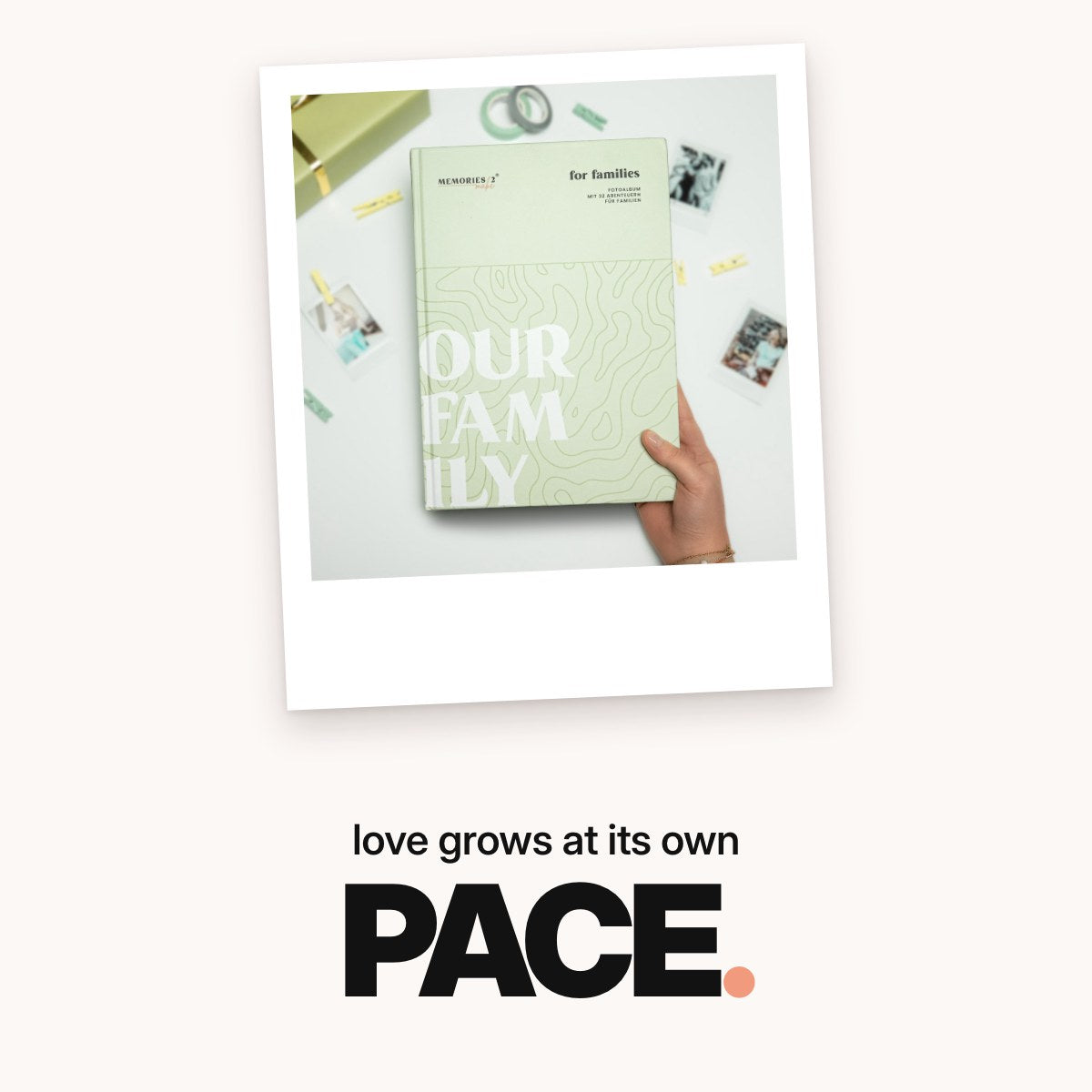 Schriftzug ‚love grows at its own PACE.‘ über einem aufgeschlagenen grünen Familien-Buch auf einem Holztisch mit freigerubbelten Challenges, eingeklebten Sofortbildfotos und handschriftlichen Einträgen.