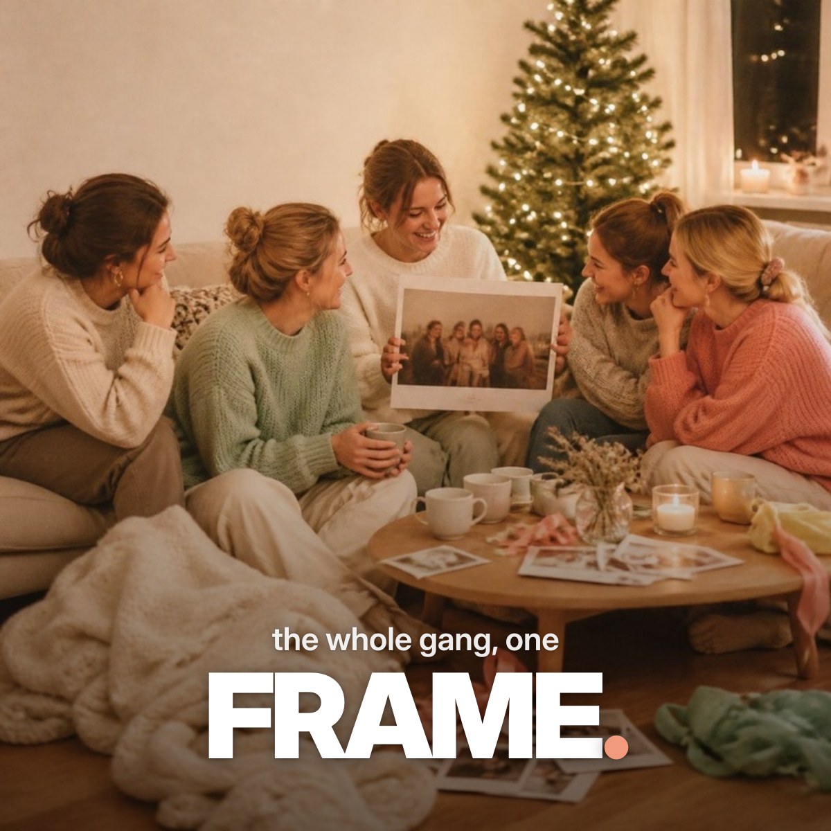 Schriftzug ‚the whole gang, one FRAME.‘ über einem Foto von fünf Freundinnen, die an einem Dezemberabend im Lichterketten-Schein auf einem Sofa zusammenrücken und einen großen Gruppenfotodruck betrachten.