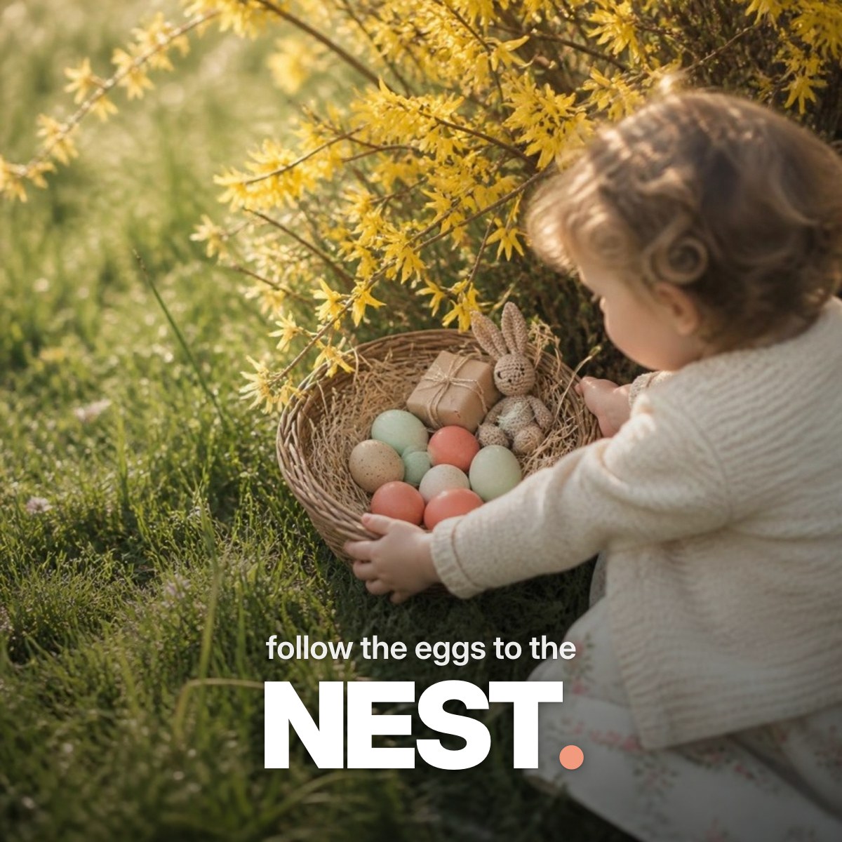Schriftzug ‚follow the eggs to the NEST.‘ über einem Foto, auf dem Kinderhände im Frühlingsgarten nach einem geflochtenen Osternest mit pastellfarbenen Eiern und einem kleinen Geschenk greifen.