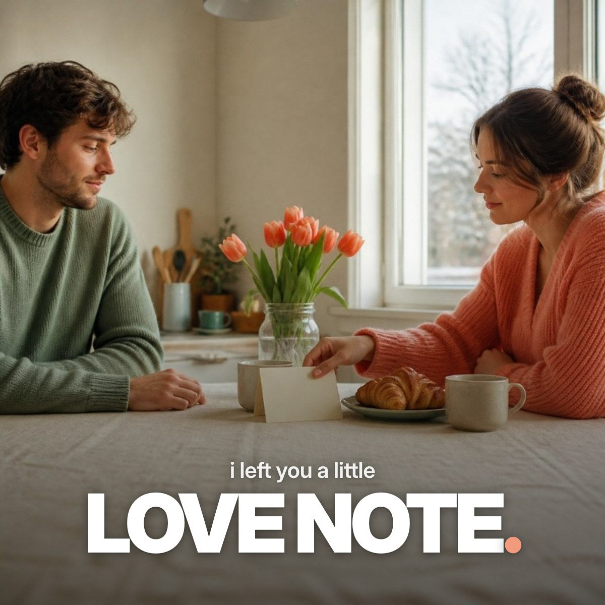 Schriftzug ‚i left you a little LOVE NOTE.‘ über einem Foto eines Frühstückstischs am Morgen mit einem gefalteten Zettel an einer Kaffeetasse, korallfarbenen Tulpen, Croissants und den Händen eines Paares.