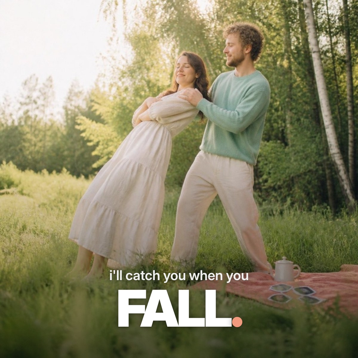 Schriftzug ‚i'll catch you when you FALL.‘ über einem Foto einer Frau, die sich auf einer sonnigen Frühlingswiese lächelnd rückwärts fallen lässt und von ihrem Partner aufgefangen wird.