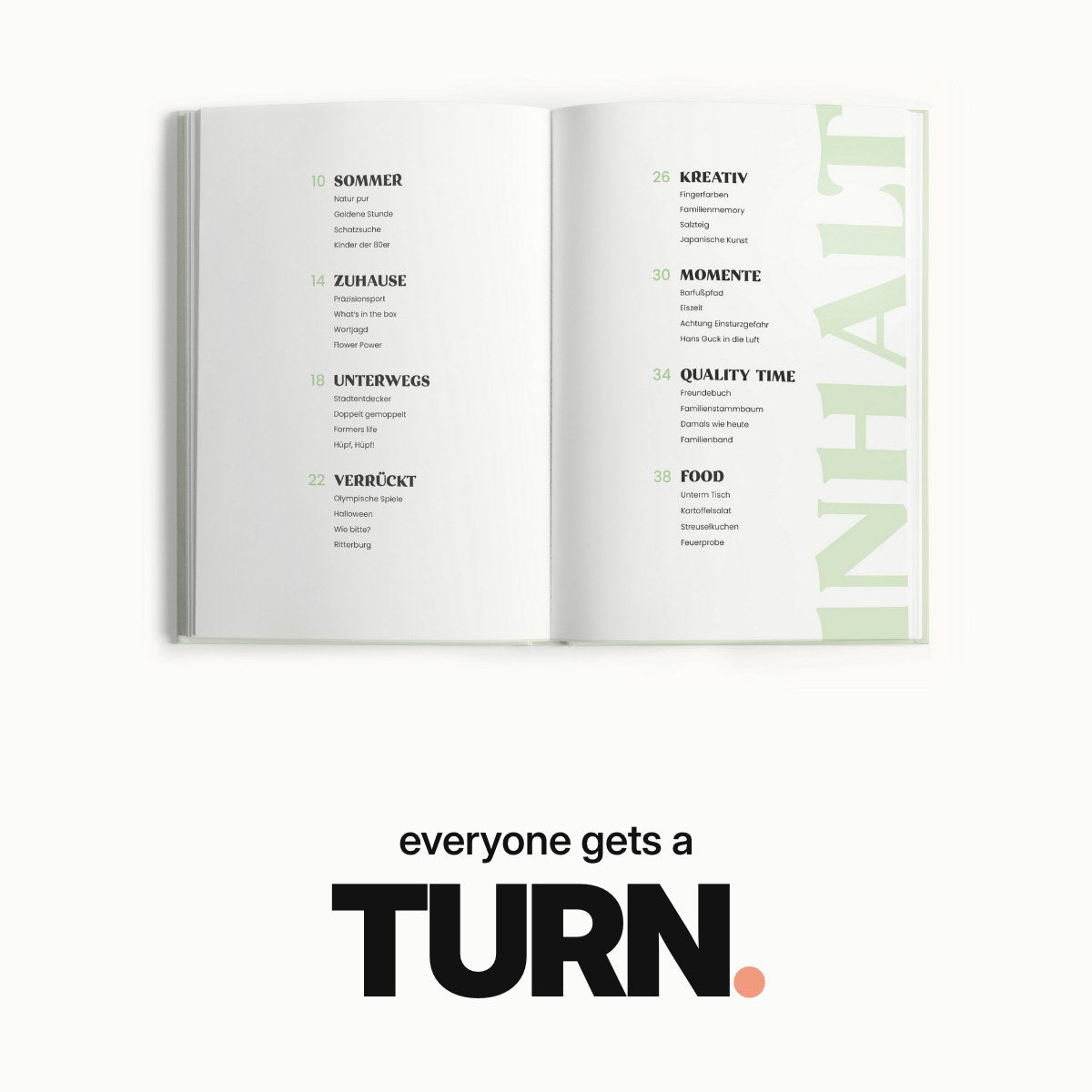 Schriftzug ‚everyone gets a TURN.‘ über einer Collage zum Challengebuch für Familien mit Familienfotos, Buchcover, Beispielseite ‚Zuhause‘ und Freirubbel-Challenge.