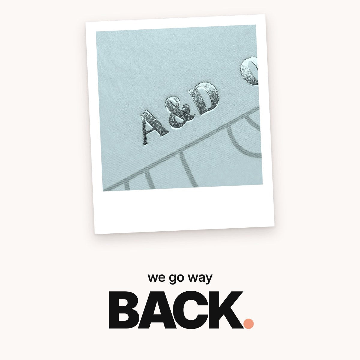 Schriftzug ‚we go way BACK.‘ über einer Makroaufnahme der silbernen Folienprägung mit den Initialen ‚A&D‘ auf dem mintgrünen Freundebuch-Cover.