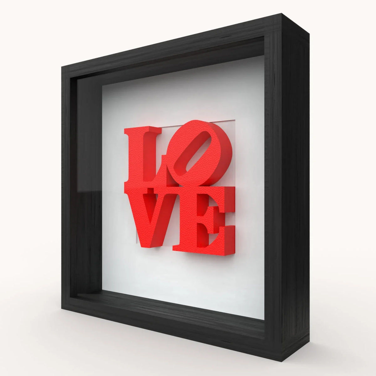 Geschenk für die Partnerin: 3D-LOVE-Bild mit roten Buchstaben im schwarzen Objektrahmen, schräge Ansicht